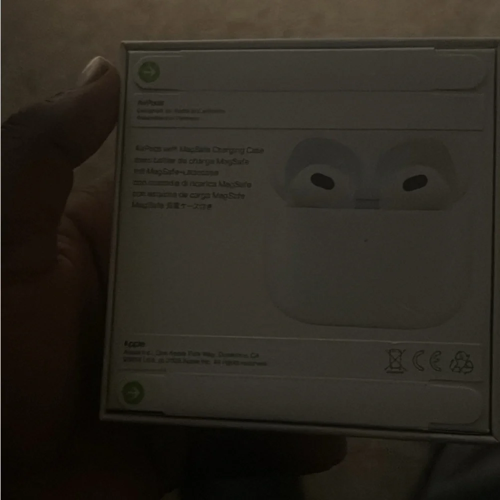 Apple White Wireless Headset with MagSafe Charging